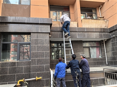3月12日，新苑社區(qū)工作人員順著扶梯爬上劉阿姨家的陽臺。受訪單位供圖