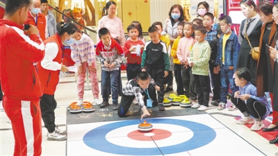 <p>　　10月1日，“雙節”長假第一天，銀川市金鳳區2020年“禮贊華誕·燃情中秋”秋季冰雪運動嘉年華首場活動拉開帷幕。</p><p>　　本報記者　王剛　攝　</p>
