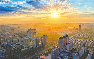     橙色——一縷陽光叫醒銀川。寧夏持續打好藍天保衛戰，重點開展了重污染天氣消除、臭氧污染防治和柴油貨車污染治理三大攻堅戰，推動全區空氣質量持續改善。本報記者 王猛 攝