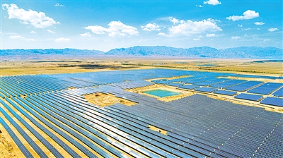     藍色——藍天白云下，賀蘭山下成片的光伏板匯聚成藍色的海洋。我區新能源裝機容量突破3000萬千瓦，成為第一大電源，2022年綠電交易規模位居國網第一。                                                                                             本報記者 馬楠 攝