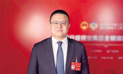 自治區人大代表、寧夏金曜塑業有限公司董事長 金玉龍<br/>　　這些成績的取得，令人振奮，備受鼓舞。數字背后，是無數人的辛勤勞動和默默付出，我們還有什么理由不接續奮斗，增光添彩？ 本報記者 李濤 攝