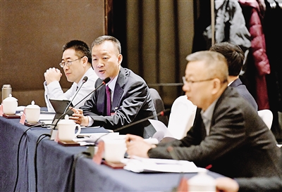     自治區政協委員、寧夏華嚴趣鏈科技有限公司董事長 施曉軍<br/>　　要正視企業發展中遇到的各種困難，數字企業也要善于因勢利導，把握機遇，立足自身實際，加強模式創新、產品創新、技術創新，不斷提高核心競爭力。<br/>　　本報記者 王曉龍 攝
